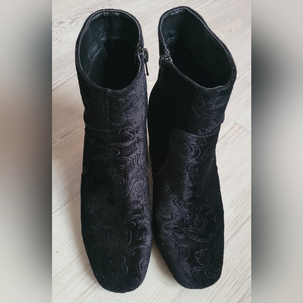Like new Refresh Glory Embossed Velvet Block Heel Bootie